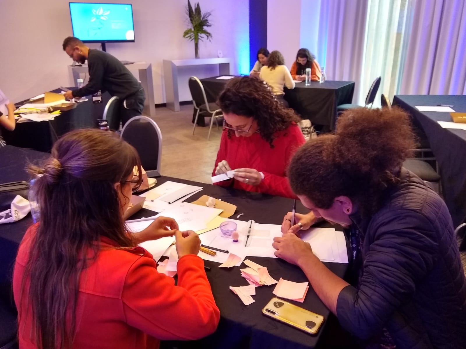 Workshop no ILA. Conduzindo dinâmica em comunidade latinoamericana de Design.