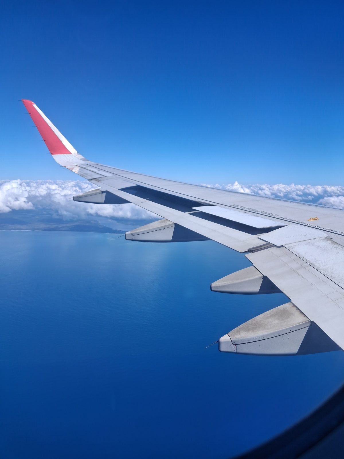 Da janela do avião. Toda viagem começa no momento em que você vê o chão ficar pequeno.