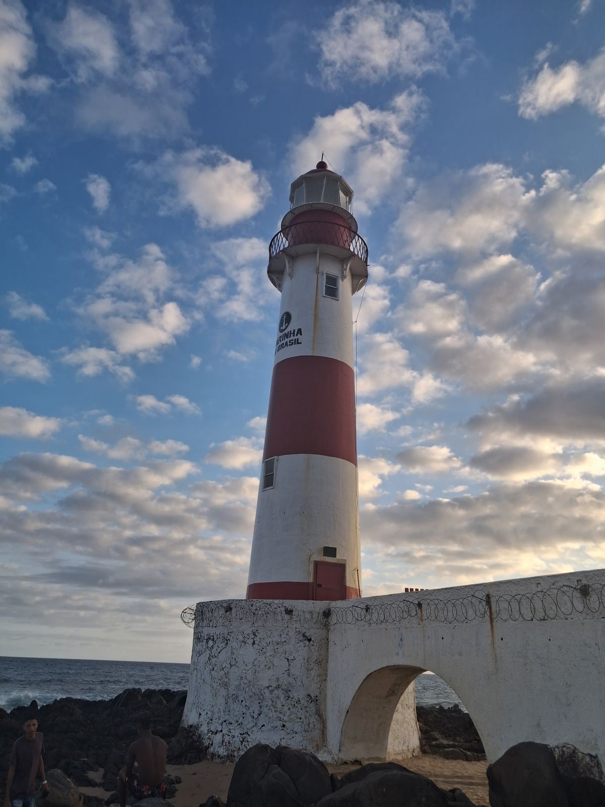 Farol de Itapuã. Pontos de referência são reconfortantes, mas o aprendizado mora no caminho.
